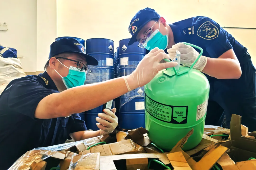 海关查获一批制冷剂R22重约840千克!